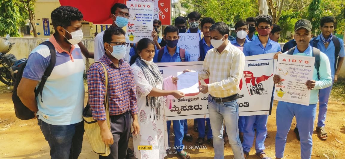 AIDYO_Karnataka's tweet photo. ಡಿಜಿಟಲ್ ಇಂಡಿಯಾ ಹೆಸರಿನಲ್ಲಿ ಸಾಮಾನ್ಯ ಜನರ ರಕ್ತ ಹೀರಲು ನಿಂತ ಖಾಸಗಿ ಕಂಪನಿಗಳಿಗೆ ಧಿಕ್ಕಾರ! 
ಅವರ ಅಟ್ಟಹಾಸವನ್ನು ಪೋಷಣೆ ಮಾಡುತ್ತಿರುವ ಸರ್ಕಾರಕ್ಕೆ ಧಿಕ್ಕಾರ!!

#SayNoToMobileTariffHike
#SayNoToPrivatisation
#AIDSO_AIDYO
@TRAI @DoT_India https://t.co/UCIgAmsvPD