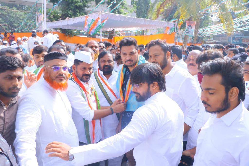 tpccminority's tweet photo. Felicitation of Mohammed Khusro of @tpccminority Department by @INCTelangana President Janab @revanth_anumula Ji , @AnjanKumarMP ji @sascongress  ji for enrolling more than 1000 verified members at Gandhi Bhavan
@manickamtagore @ShayarImran https://t.co/TpM0ik5ISd