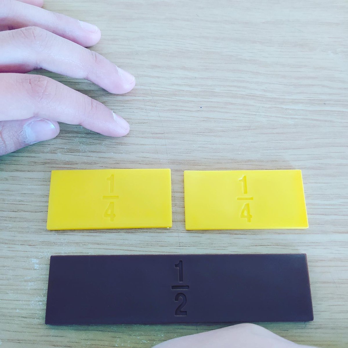 A 4t EP treballem conceptes matemàtics com ara les fraccions equivalentes.

Fer-ho amb diversos materials i amb diferents recursos, facilita que l’aprenentatge sigui més significatiu. 

#observació #manipulació #experimentació #somsantjosep #santboi #sbciutateducadora