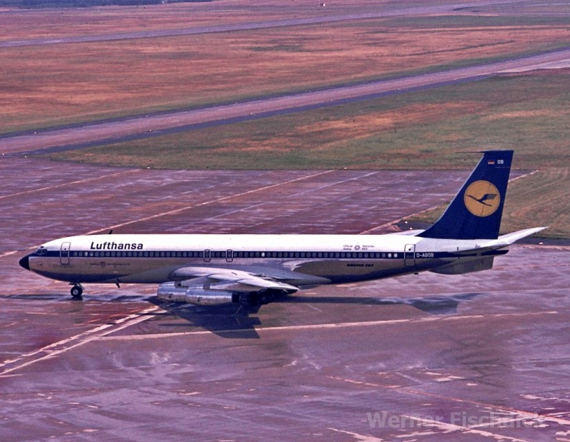 To runway ✈ Photo: Werner Fischdick Aircraft: Boeing 707-430
