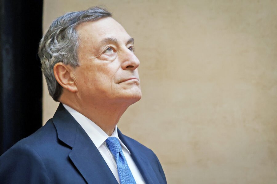 Troppo autorevole e troppo adeguato a ricoprire le massime cariche istituzionali. Questo sembra essere il vero limite di #MarioDraghi. 
Nulla da stupirsi in un parlamento fatto da più di un 50% di onorevoli pavidi e inadeguati. #Quirinale2022