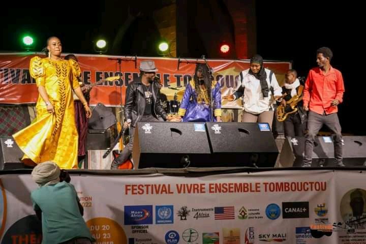 unis_diversite's tweet photo. Clap de fin pour cette 6ème édition 👏🏼
Voici quelques images de la troisième nuit du festival vivre ensemble.👇🏻

Un grand merci à la population de #Tombouctou d’avoir répondu massivement 🙏🏻
•
#culture #art #europaid #vivreensemble #paix #musique #cohésionsociale #mali https://t.co/Wf3d3vghld