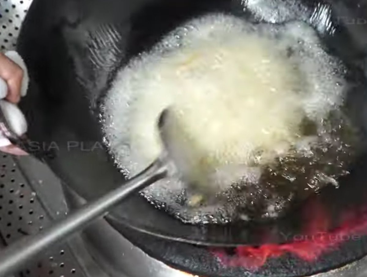 EthanOyamaWang's tweet photo. All the stir frying foods often start with deep frying the main ingredients(proteins). Mostly done by canola oil. That process can be totally replaced with air-fryer. Just saying 😁 #chinesefoods #deepfrying #canolaoil #notsohealthy https://t.co/jKHm2CyQYE