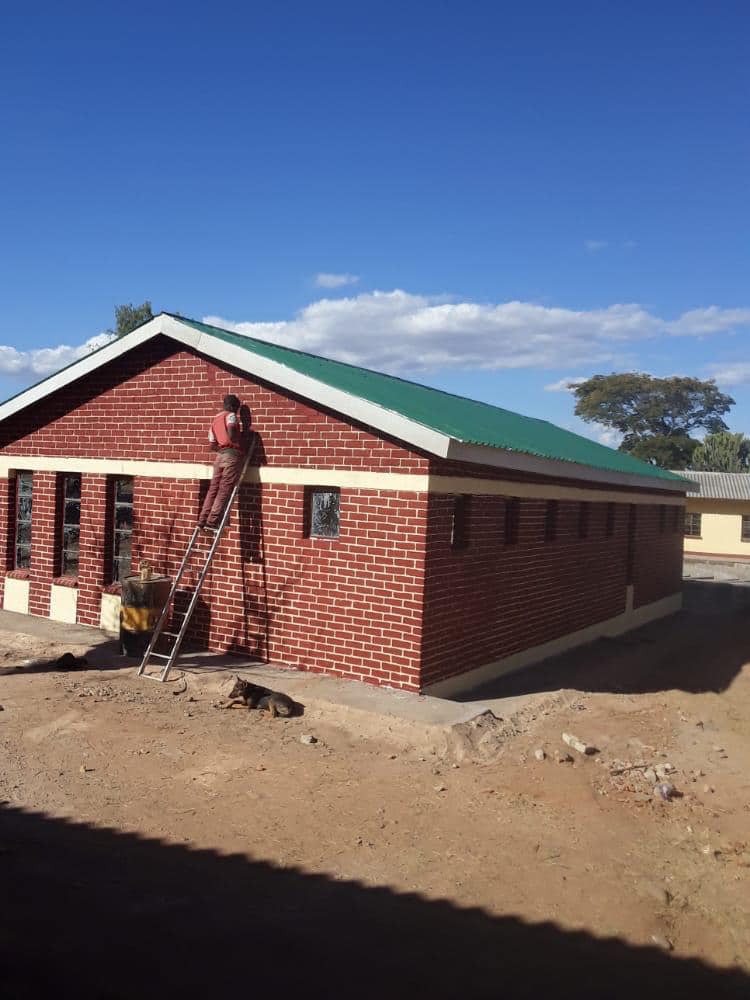 AusEmbZim's tweet photo. This #AustraliaDay, we'd like to highlight the deep friendship between 🇦🇺 and 🇿🇼, underpinned by strong people-to people links. @AussieBooks4Zim is an incredible 🇦🇺 NGO building libraries for Zimbawean kids in rural areas. https://t.co/4pDuEvVXbv