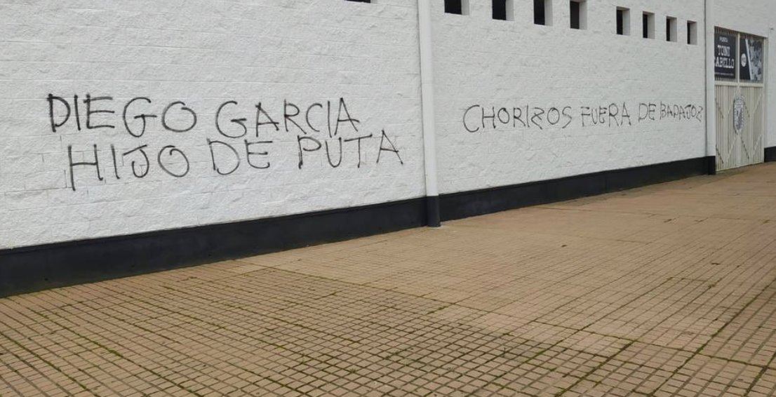 Te puede no gustar una nueva propiedad, pero manchar tu templo de esta manera no sé si vale de algo. Así amaneció el Nuevo Vivero, estadio del <a href="/CDBadajoz/">CD Badajoz</a>