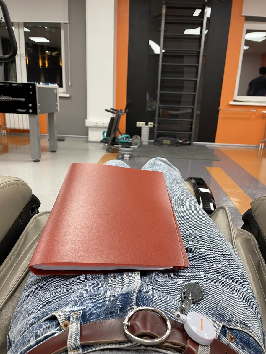LisskaaaP's tweet photo. У меня сегодня отгул. Но я так привыкла пахать, что все равно приехала в офис и провожу день на массажном кресле в компании с дипломом https://t.co/F1fLXBopgR