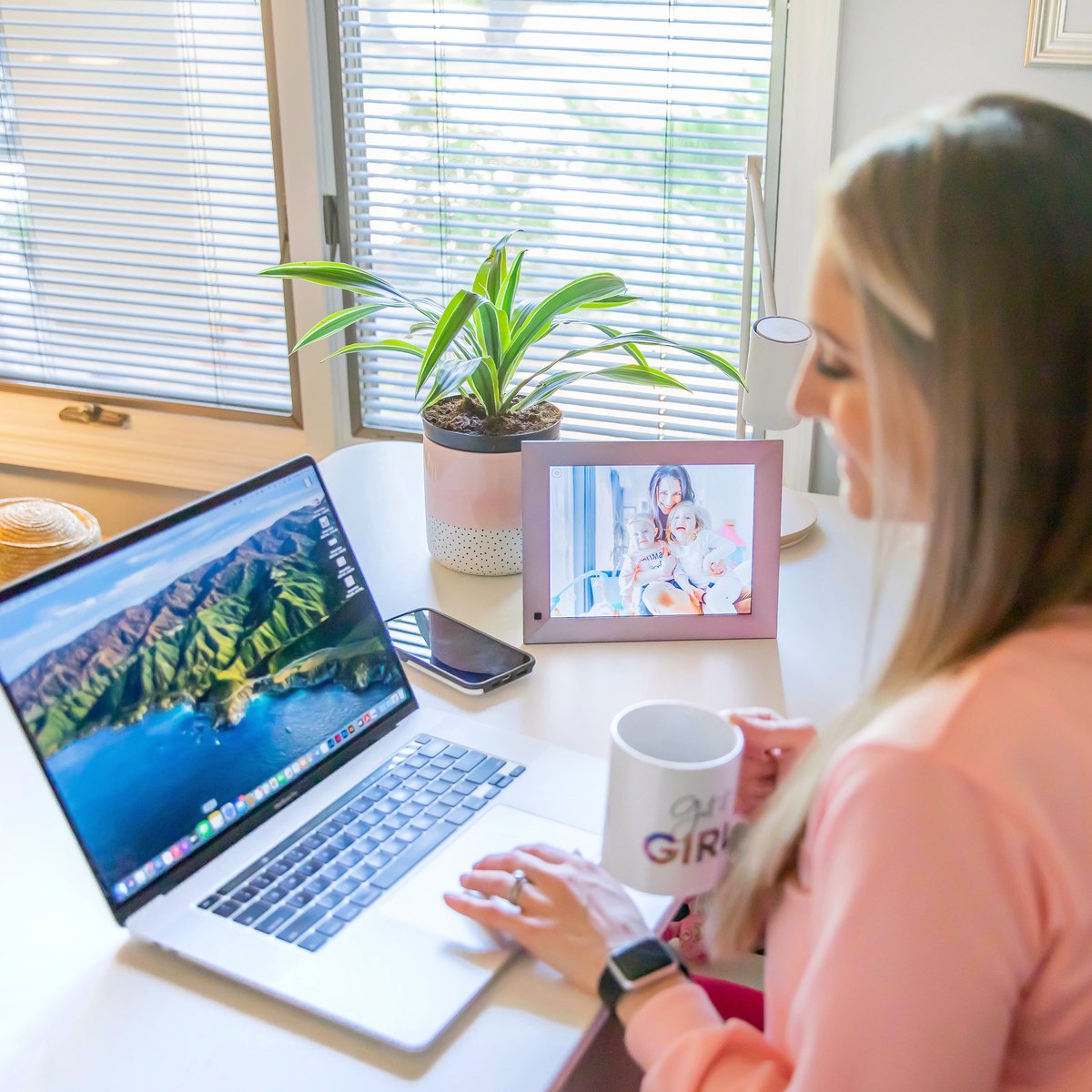 DragonTouch_'s tweet photo. Do you miss your children when you are at work? 👨‍👩‍👧‍👦⠀

❤@mommareview 

#dragontouch #homeoffice #photoframe #digitalframe https://t.co/L05nt1uGGx