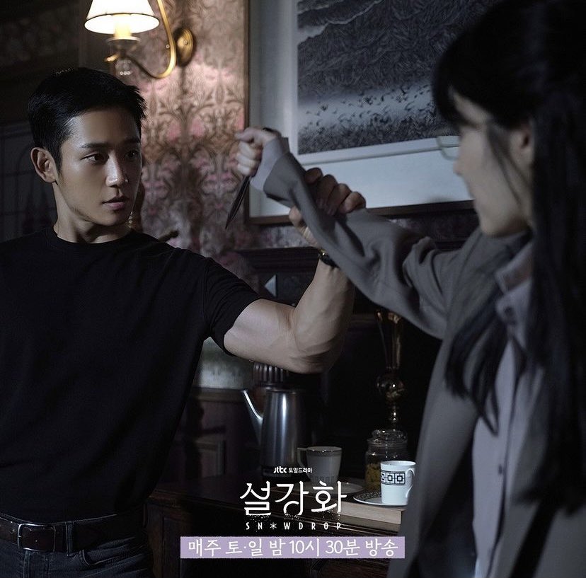 goKPOP's tweet photo. In #SnowdropEp13, we saw more betrayals and the pain in Sooho’s eyes. As expected from the talented #JungHaein, whose eyes speak as he acts, solidly conveying and expressing his emotions.

One more week before #Snowdrop comes to an end~  Happy ending pls ✨ #DisneyPlus" https://t.co/M9AcoU7lnk