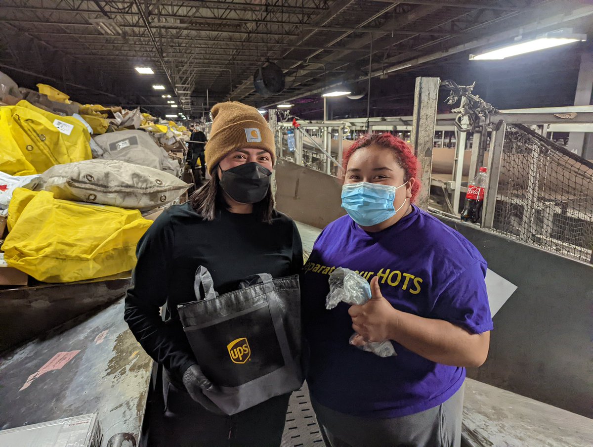YoungbergCach's tweet photo. Sunrise Small Sort recognizing the east/west datas employees with some trinkets for working safely consistently.  Thank you all for your leadership! #SafetyStrong @CACHamysitterly @CachTomasik @CCastigs @UPSers https://t.co/kvD3FLAf7H