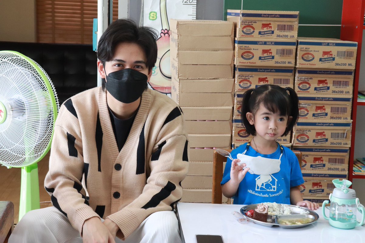 NTanadech's tweet photo. เมื่อวานเลี้ยงอาหารเด็กน้อย เจอเด็กผญ.คนนึงชื่อน้องอันดา น้องน่ารักกกมากก อยากให้น้องมีอนาคตที่ดีๆจัง ถ้ามีกำลังพอ นี่ว่าจะรับเลี้ยงแล้ว แต่เอาตัวเองให้รอดก่อนเนอะ 5555 https://t.co/9g125T53cF