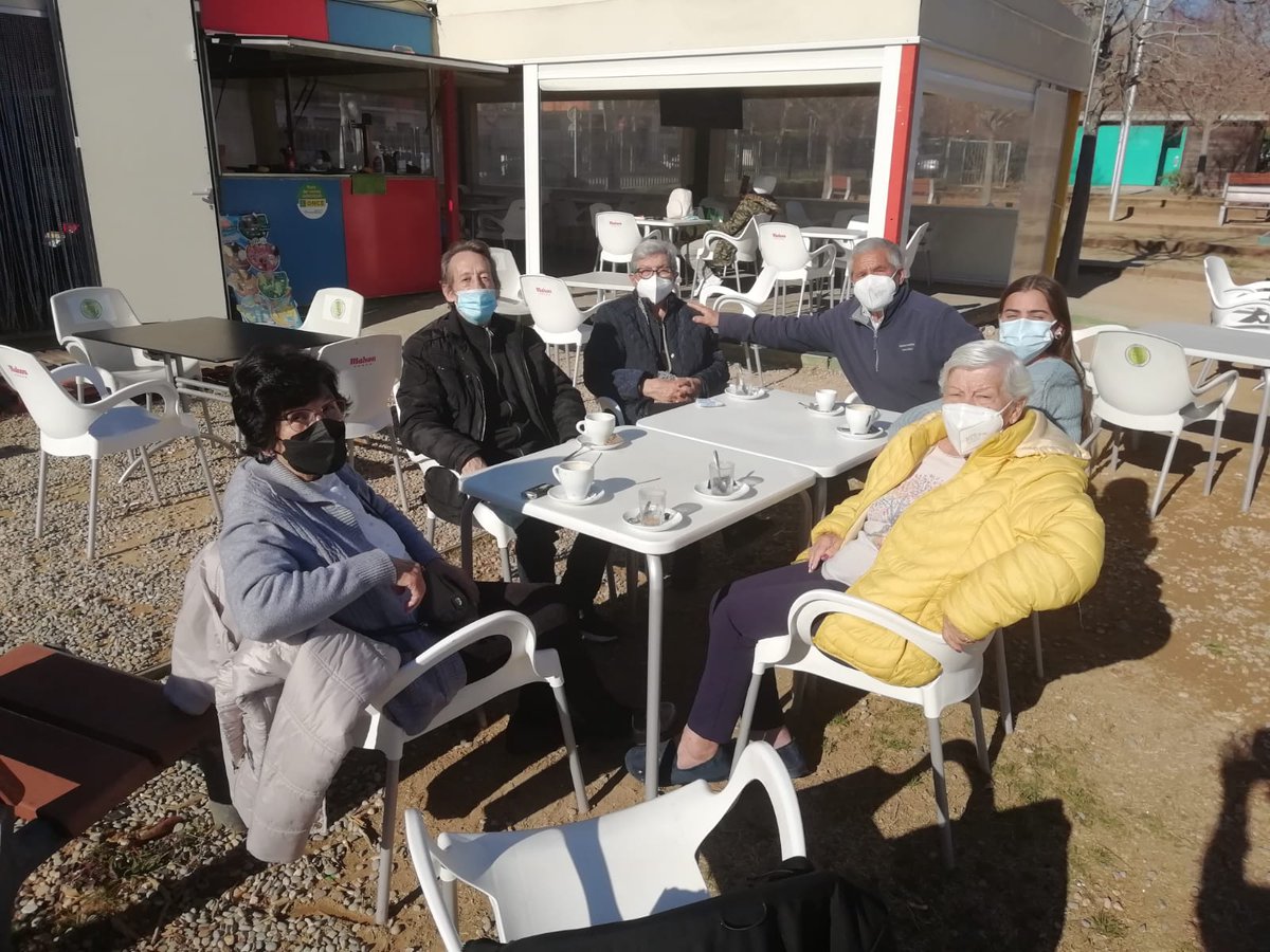 FundalisTGN's tweet photo. Aprofitant el sol d’aquest matí, alguns grups del #CentrelaSinia de la #FundacioSantaTeresa #Calafell hem sortir a fer un cafetó i a compartir una molt bona estona. #moments #amistat #compartir #activitatssegures #mascareta #cuidem #enscuidem https://t.co/kz8ibi14yg