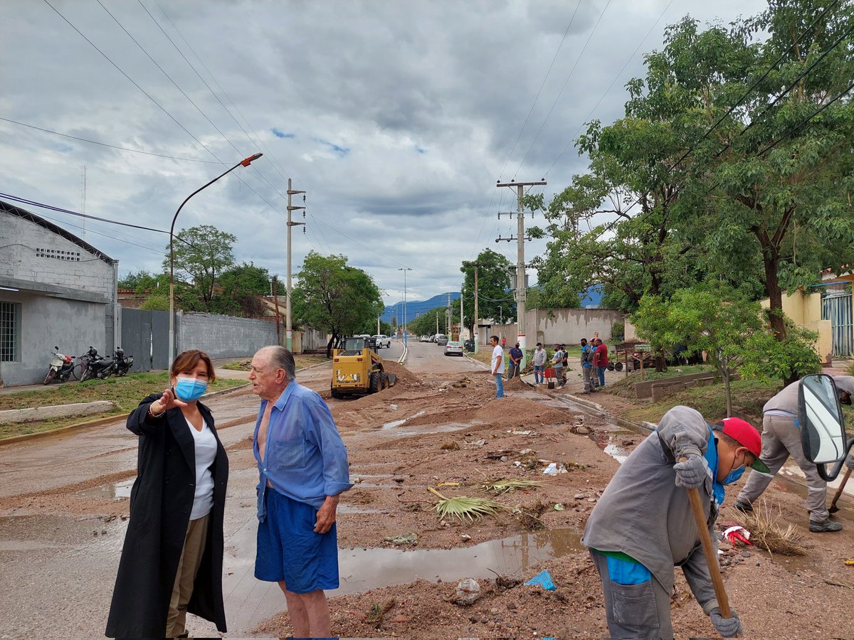ines_byd's tweet photo. Ya estamos en avenida Ramirez de Velazco entre Córdoba y San Isidro, retirando lo que dejó la lluvia y recuperando la transitabilidad. https://t.co/m3f4xIODgE