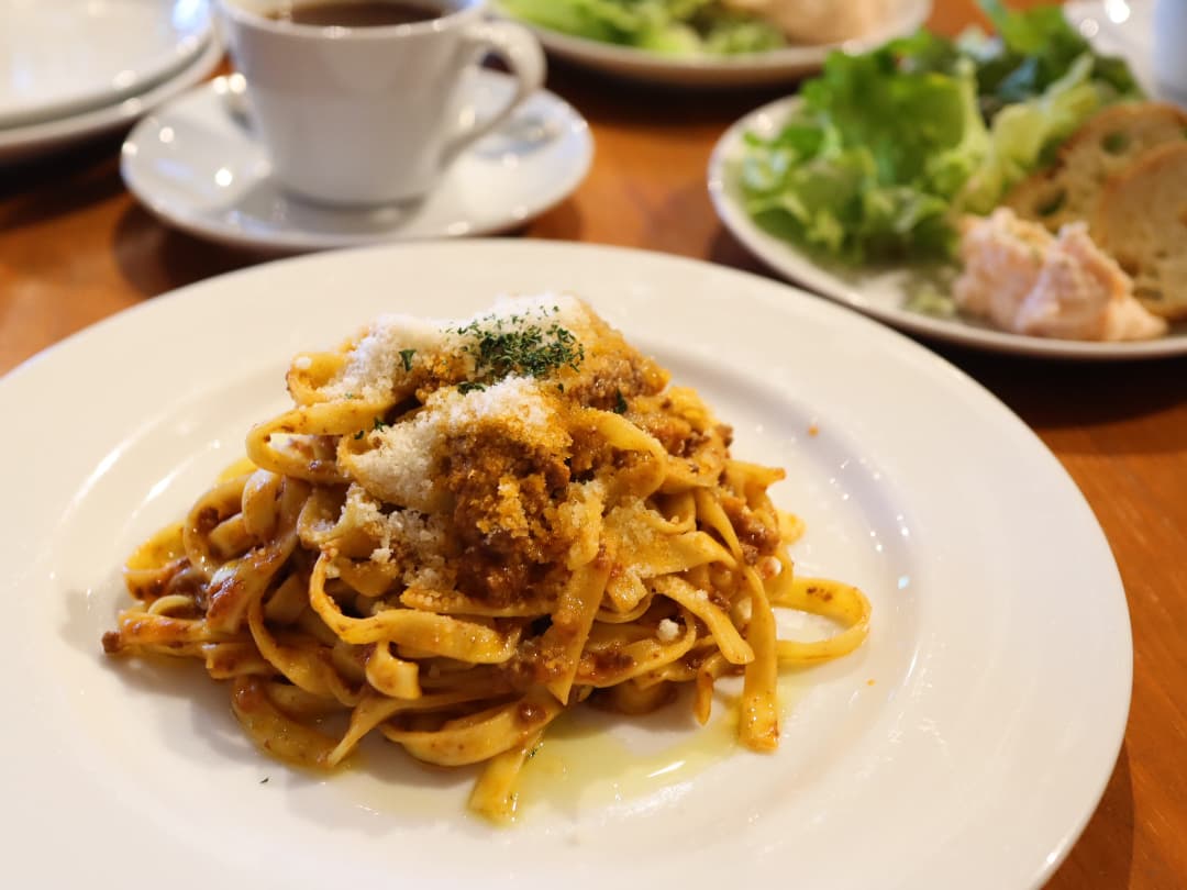 今日のランチは、イタ飯屋さんでミートソースの生パスタと、生ハムのピザを頂きました😋🍴💕 生パスタはモチモチしてとても美味しかったです🍴🈵😆