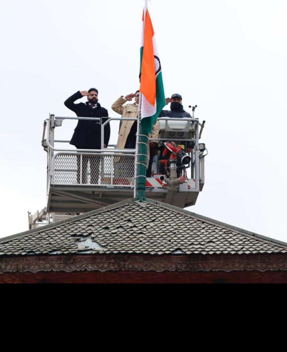 AdityaRajKaul's tweet photo. Since conspiracy theorists and some politicians have started propaganda over flag hoisting at Lalchowk, Srinagar and removal of flag by Fire Brigade. Here are facts. Flag was tied to a rope, standing on the wooden structure and could have fallen. Permanent flag will come up soon. https://t.co/Z7xoiGWdrq
