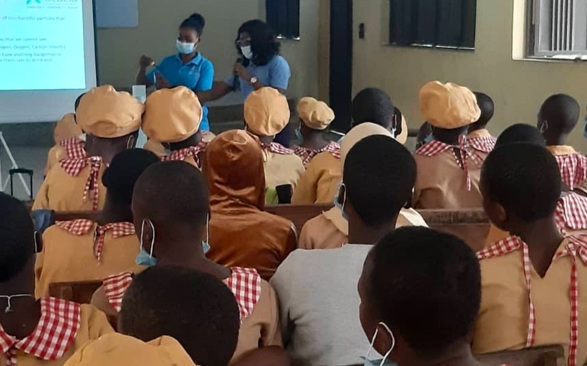AcaciaStudy's tweet photo. Our Nigerian ACACIA team explain why we can't see air pollution  to young people in Lagos with some hands on demonstrations. #airpollution #airpollutionafrica  @LASUOfficial @CentreoftheCell @olufunkeadeyeye https://t.co/Ws6TCmqg0B