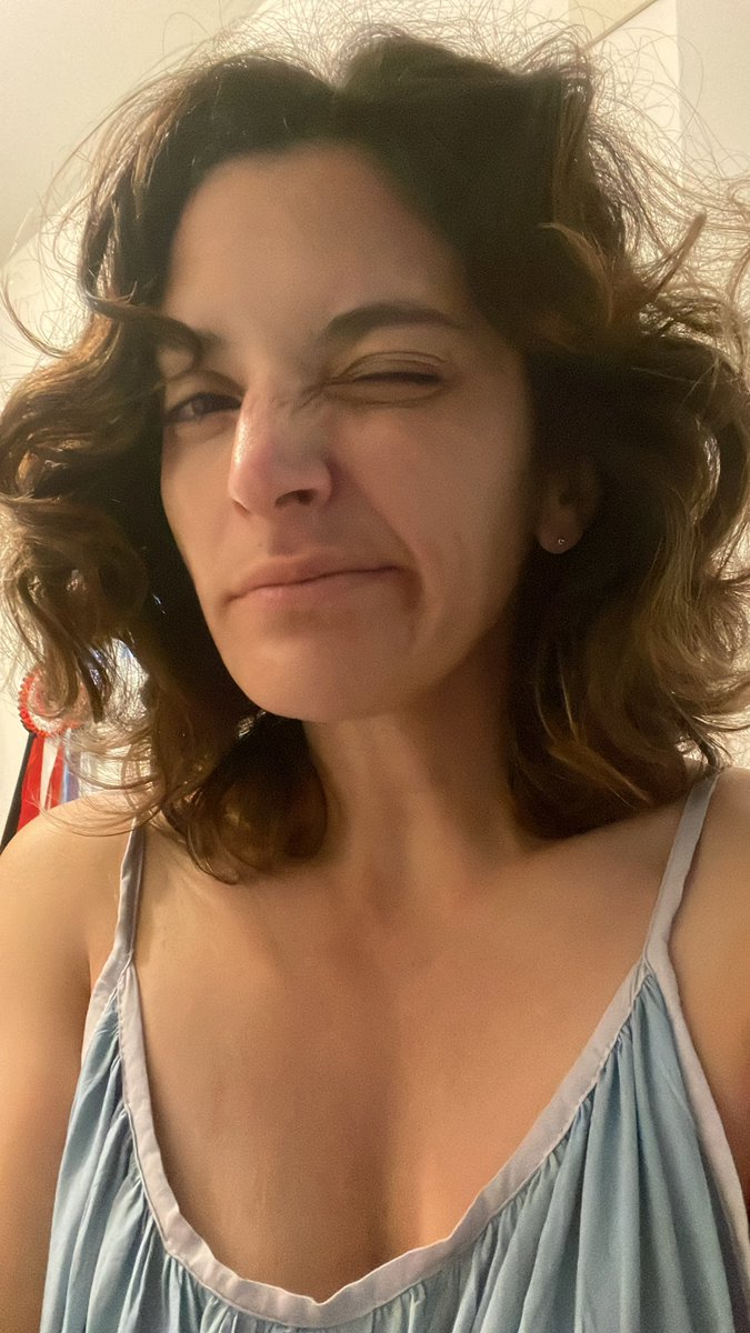 Mrs_Hryc's tweet photo. Me levanté 6.30 am con esta cara, y mi profe @ahatum me enseño a cómo cambiar mi setting en IG. Soy la tia Luisa. Listo lo dije. https://t.co/KWCenzDKCE