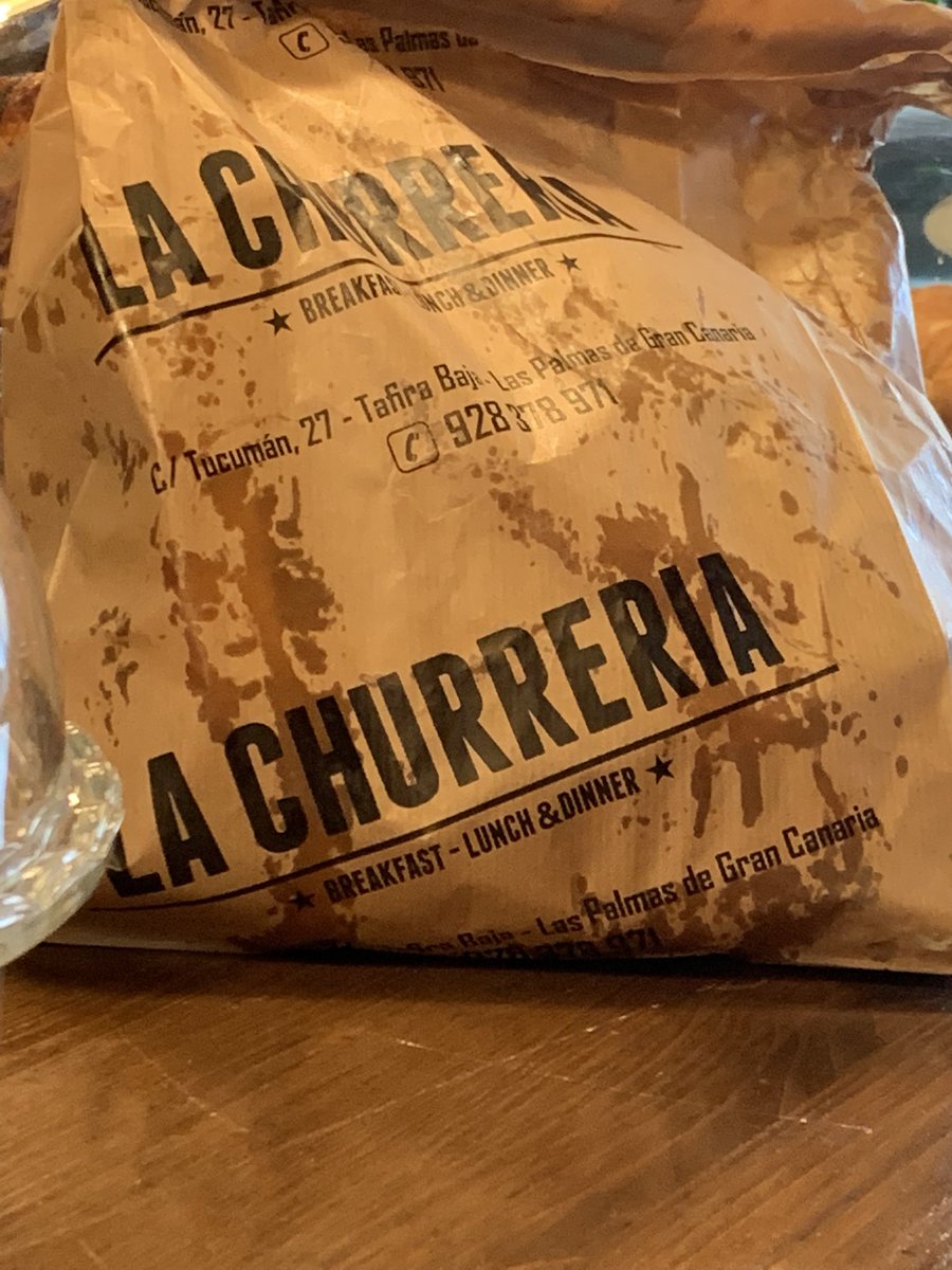 Hace unas semanas les hablaba de los churros en La Churrería (El Fondillo, Tafira). Hoy he ido a probar los bocadillos que muchos de ustedes me habían recomendado y tengo que reconocer que me he quedado loco. Pronto, todo en Por Fogones.