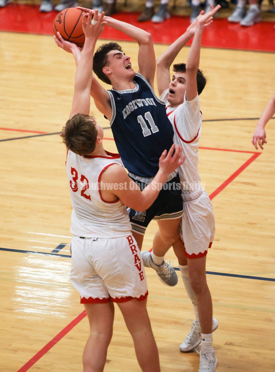 SWOSportsDaily's tweet photo. BOYS BASKETBALL: Edgewood's Yauger has big second half in return to Talawanda as Cougars surge toward first SWOC title ... Eric Hickey report &amp; 19 captioned Ron Alvey photos https://t.co/BqJDDU9fiJ @swocsports @EdgewoodCougs @doug_geygan @EdgeBoysBball @deyauger @DaleYauger https://t.co/tNoXyJ0meZ