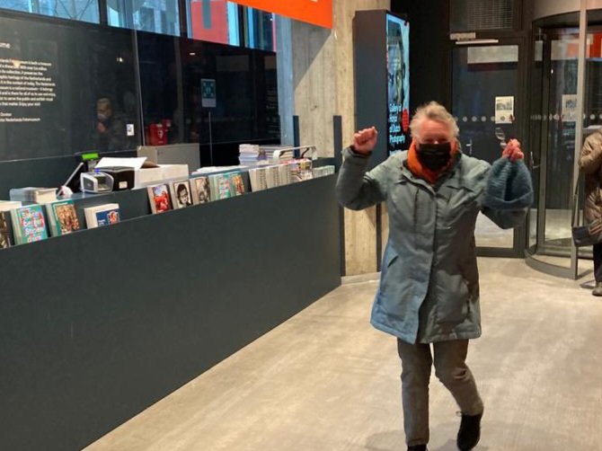 nlfotomuseum's tweet photo. We zijn weer open! Deze dame is onze eerste bezoeker vandaag. We hebben er zin in jullie allemaal zo enthousiast te verwelkomen!
#NederlandGaatOpen #nederlandsfotomuseum https://t.co/LaRTw5IZK4