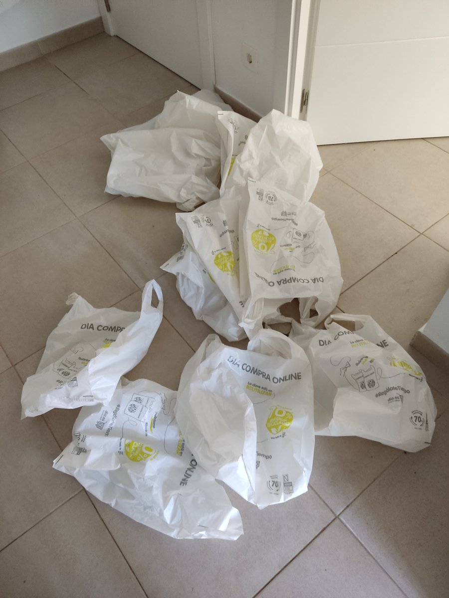JosuaFC7's tweet photo. @DIA_Esp Hola! Me habéis enviado una compra de 56€ en 13 bolsas de plástico 😅 https://t.co/NcLDdGrH3q