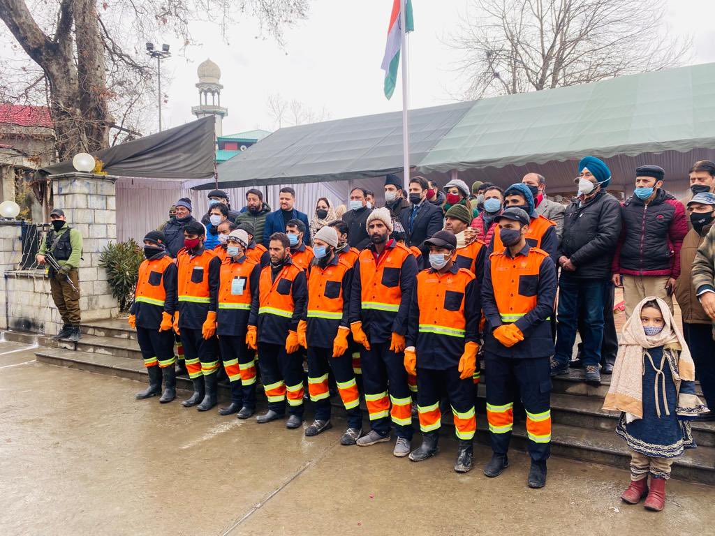 AtharAamirKhan's tweet photo. New Uniform of our sanitation staff! Their work and dedication to the city is unparalleled. #SrinagarMunicipalCorporation. https://t.co/kdQF29rX03