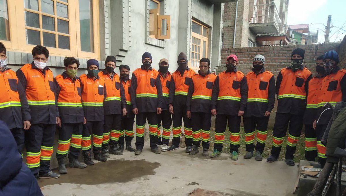 AtharAamirKhan's tweet photo. New Uniform of our sanitation staff! Their work and dedication to the city is unparalleled. #SrinagarMunicipalCorporation. https://t.co/kdQF29rX03