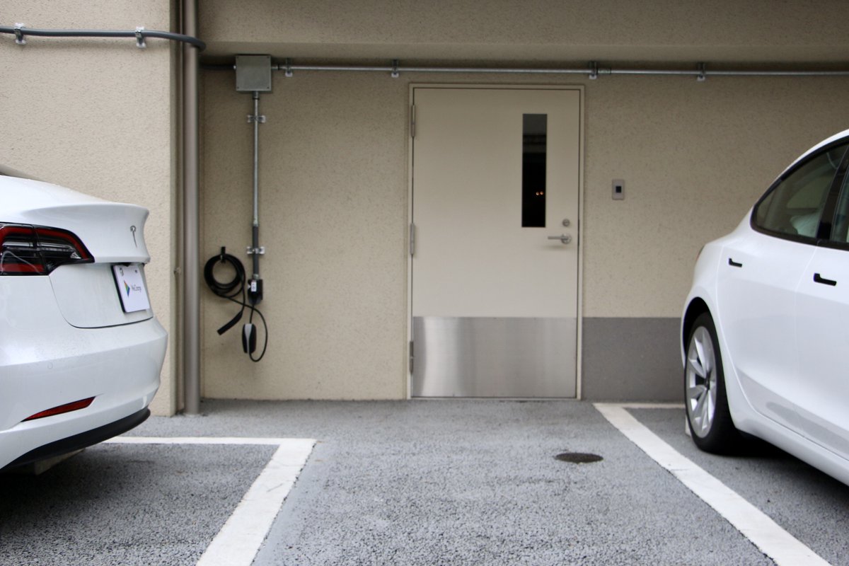 WeChargeCom's tweet photo. マンション住まいでも、朝起きたらフル充電だ⚡️
東京都文京区 #Major7 の賃貸マンションにも、付属駐車場の全4区画に、各区画専用のEV充電コンセントが導入され運用開始しました🔌
これからのおうち探しは、各車室で専用EV充電設備があるか確認を🔍
#おうち充電 #WeCharge https://t.co/JouuP6PO31