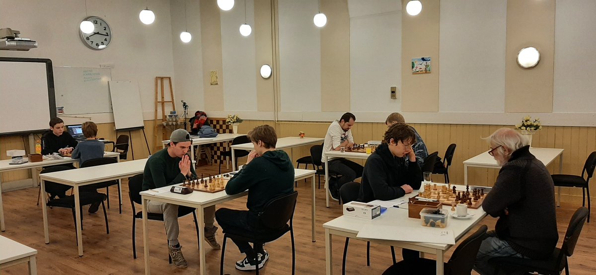 BaarnseSV's tweet photo. Vrijdag is er natuurlijk weer clubavond! (Rode Kruisgebouw, Burg. Penstraat 6). De jeugd krijgt les en speelt onderlinge competitie vanaf 18:30 uur, volwassenen vanaf 19:45 u. #schaken #baarn https://t.co/Q0fzY6n4Qk