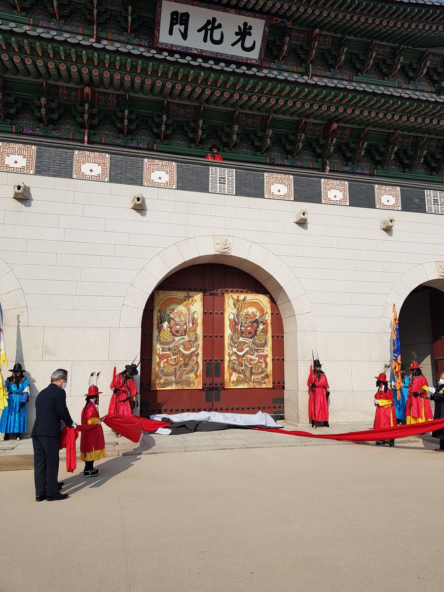 royalpalacego's tweet photo. <🐅호랑이 기운 담은 경복궁 문배도👹>

설을 맞이하여
호랑이띠 어린이와 함께 
경복궁 광화문에
문배도를 부착했어요.
좋은 일이 가득하길 기원합니다🐯

문배도 부착기간 : 2022.1.26.~2.2.

#문화재청 
#궁능유적본부
#경복궁
#문배도
#호랑이띠
#GyeongbokgungPalace
#Palace #Seoul #Korea🇰🇷 https://t.co/85XFICp2iR