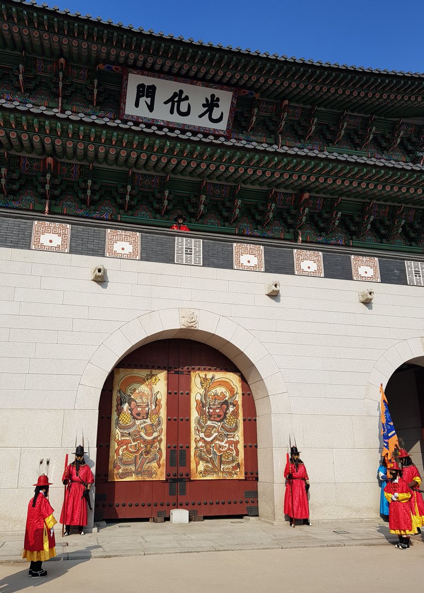 royalpalacego's tweet photo. <🐅호랑이 기운 담은 경복궁 문배도👹>

설을 맞이하여
호랑이띠 어린이와 함께 
경복궁 광화문에
문배도를 부착했어요.
좋은 일이 가득하길 기원합니다🐯

문배도 부착기간 : 2022.1.26.~2.2.

#문화재청 
#궁능유적본부
#경복궁
#문배도
#호랑이띠
#GyeongbokgungPalace
#Palace #Seoul #Korea🇰🇷 https://t.co/85XFICp2iR