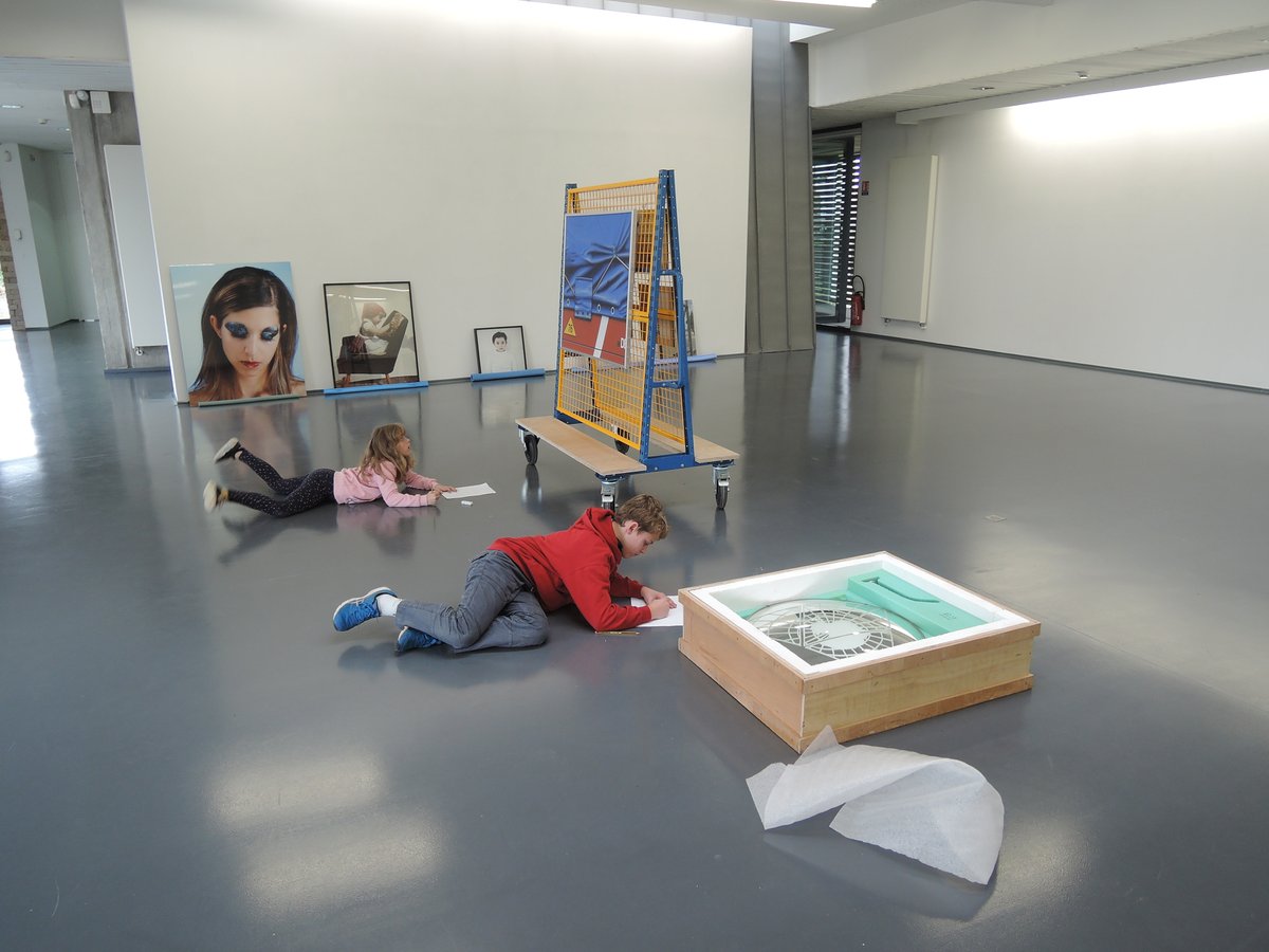 Frac_PC's tweet photo. [ Pas Touche! ] 
Fin 2021, des enfants des #ALSH de Ruffec &amp; Villefagnan sont venus au @Frac_PC (#Linazay) en atelier avec Zelda Pressigout &amp; Catherine Staebler &amp; ont crée un n° @Biscoto_Journal spécial Pas Touche! : il suivra l’#expo dans son itinérance en @NvelleAquitaine ! https://t.co/EPUkvlzVFS
