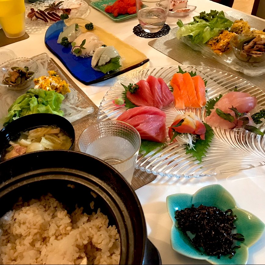 tomonosuke3110's tweet photo. 今回の旅行はご飯が豪華で美味しいと評判の宿を選んだので私はかなり満足💓でも家族は『やっぱり���マのご飯が1番美味しい』だって！半分釣りなんだろうけど😁そう言われるとやっぱ嬉しいから釜で炊いた米よ！🌾😂 https://t.co/v1tivuk9lw