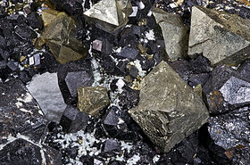 IGeociencias's tweet photo. El #hierro es tan reactivo, que rápidamente se combina con otros elementos como el oxigeno para dar #hematites #magnetita, etc y el azufre para dar #pirita #pirrotina, etc que no es estable en estado nativo en la superficie terrestre https://t.co/vr48bL1KSZ