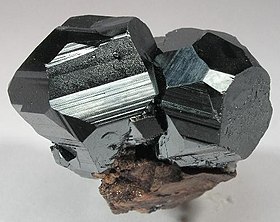 IGeociencias's tweet photo. El #hierro es tan reactivo, que rápidamente se combina con otros elementos como el oxigeno para dar #hematites #magnetita, etc y el azufre para dar #pirita #pirrotina, etc que no es estable en estado nativo en la superficie terrestre https://t.co/vr48bL1KSZ