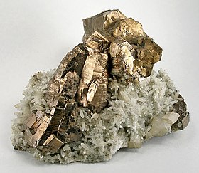 IGeociencias's tweet photo. El #hierro es tan reactivo, que rápidamente se combina con otros elementos como el oxigeno para dar #hematites #magnetita, etc y el azufre para dar #pirita #pirrotina, etc que no es estable en estado nativo en la superficie terrestre https://t.co/vr48bL1KSZ