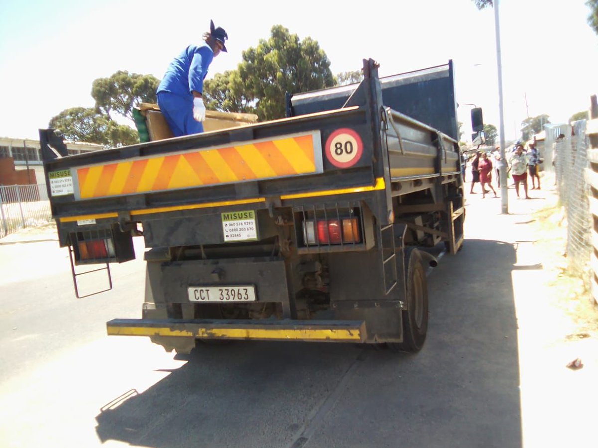 NdifunaUkwazi's tweet photo. Please @CityofCT tell us under which law or instruction is the activity of Law Enforcement taking place in Delft right now? https://t.co/ebGwZyzFQp