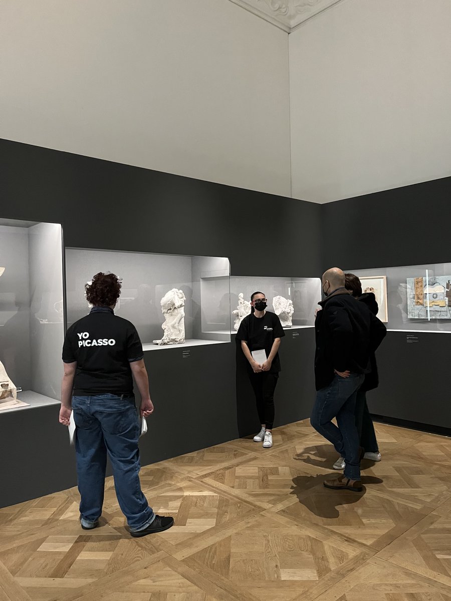 MuseePicasso's tweet photo. Retour en images sur l’édition 2022 de #YoPicasso 🎭
Jeudi après-midi, les élèves d’une classe de Première Bac Pro Hygiène Propreté et Stérilisation du lycée Lucie Aubrac ont joué le rôle de médiateur et ont décrypté avec le public les œuvres de l’exposition #PicassoRodin 🔎 https://t.co/yAao7ao5y3