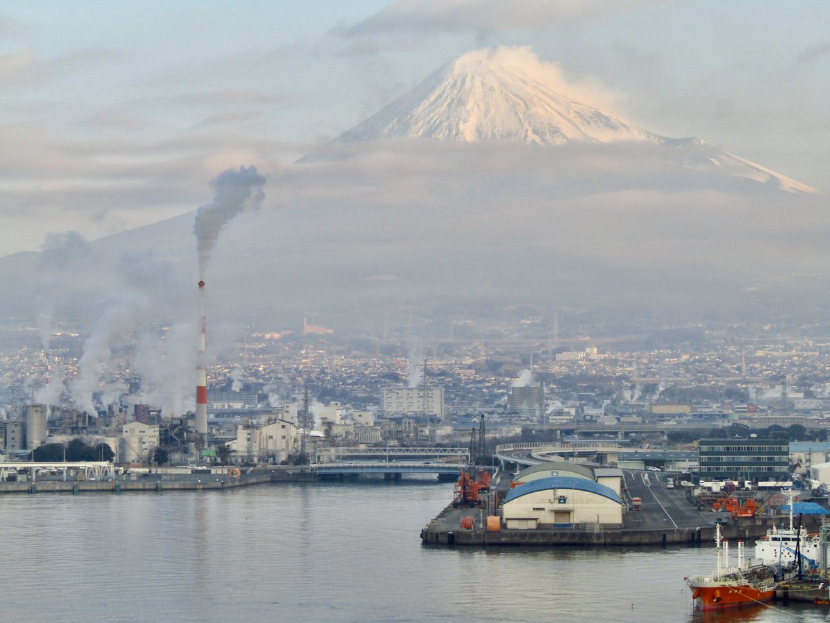 湿度が高く、雲や朝霧と工場🏭の煙が漂うなかで合間から姿を現した富士山🗻が妖艶な姿でした。 インスタの方では詳しく書きましたが愛用している一眼レフ📸が故障して😇修理中でわりと時間掛かるかも😅 そ