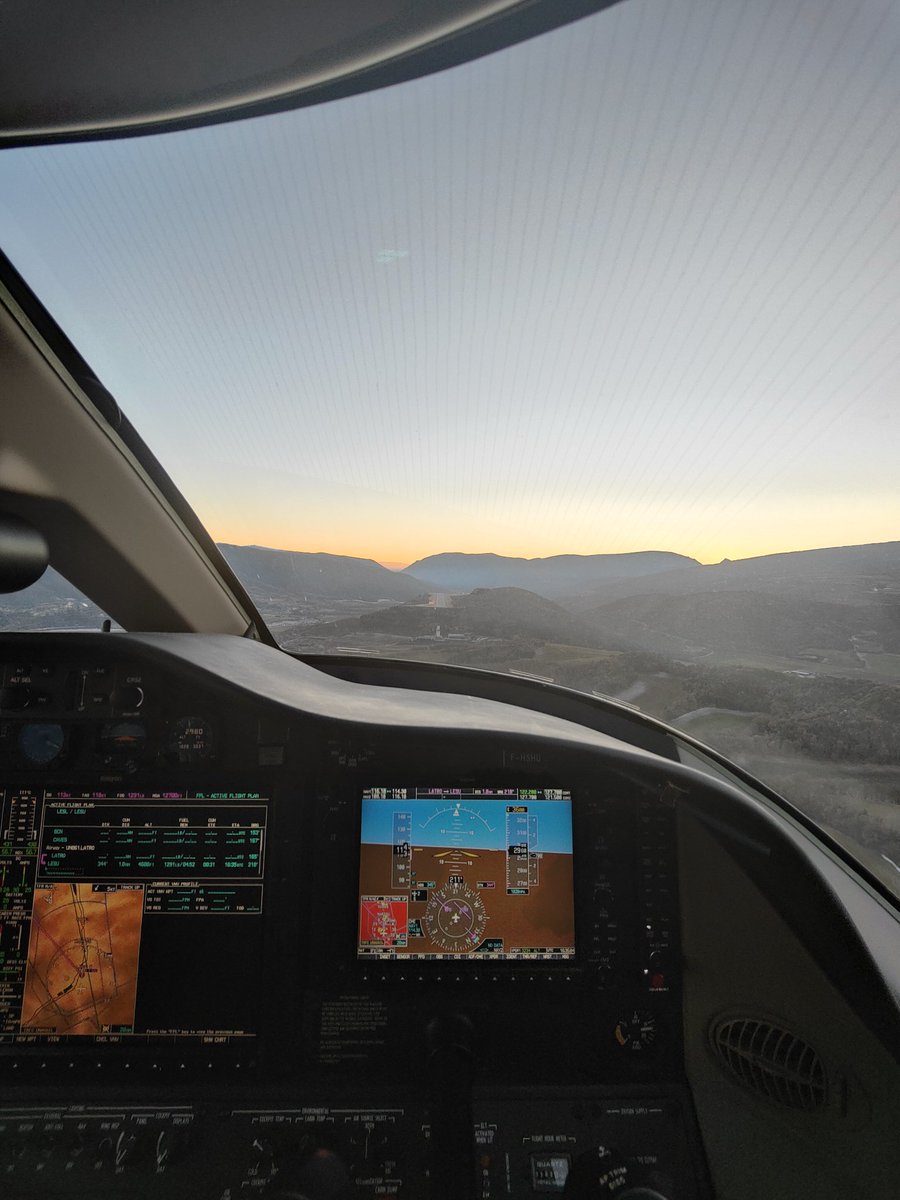 guillemcodo5's tweet photo. Final 21 La Seu d'Urgell. #ciation #laseudurgell #aviation #Spain #aviacion https://t.co/Rp7XBwRBys