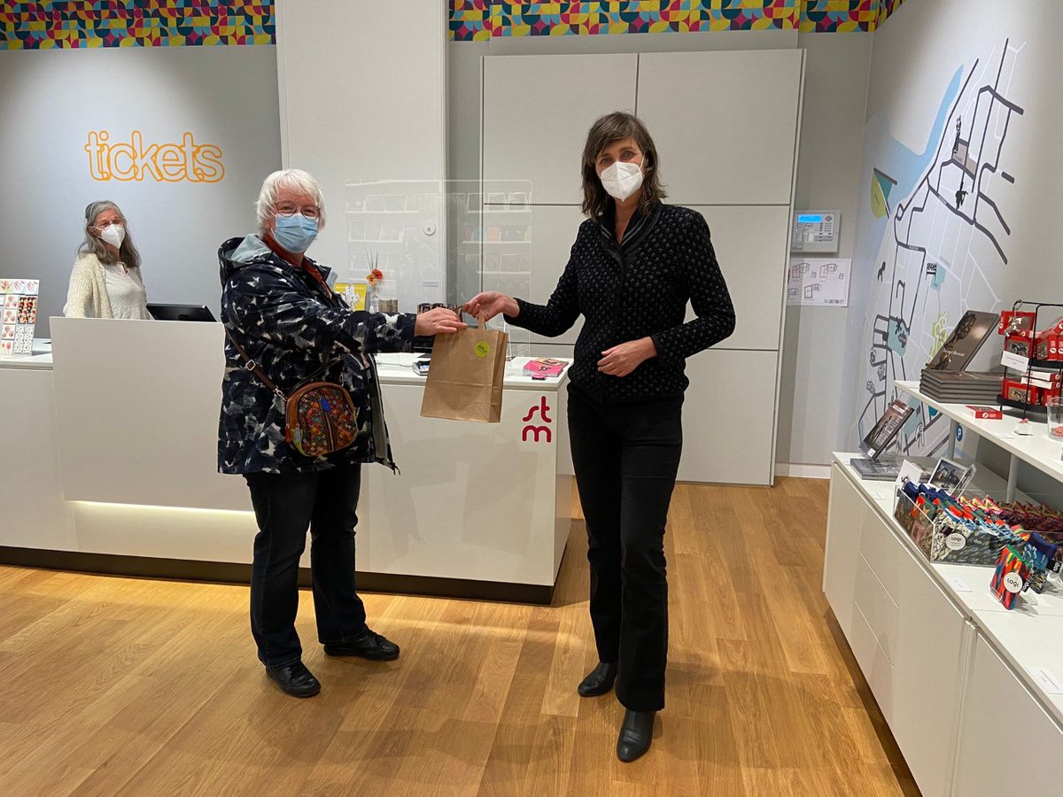 Museumverenigin's tweet photo. Musea ontvangen vandaag weer hun eerste bezoekers! in Stadsmuseum Harderwijk heette directeur @CorienvdMeulen de eerste museumbezoeker van 2022 van harte welkom en overhandigde haar een tasje met leuke cadeautjes uit de museumwinkel. #OpenMusea #OpenCultuur https://t.co/RaAvUXIBdU