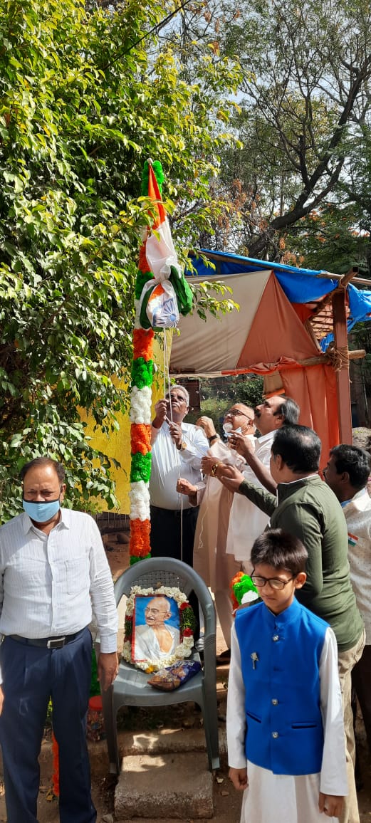 BCWAoffice_Hyd's tweet photo. We believe in peace and peaceful development, not only to ourselves but for people all over the world.
#HappyRepublicDayIndia 🇮🇳
Photos @73rd #RepublicDay Flag hoisting celebrations in our colony. https://t.co/gZmfdHq3KY