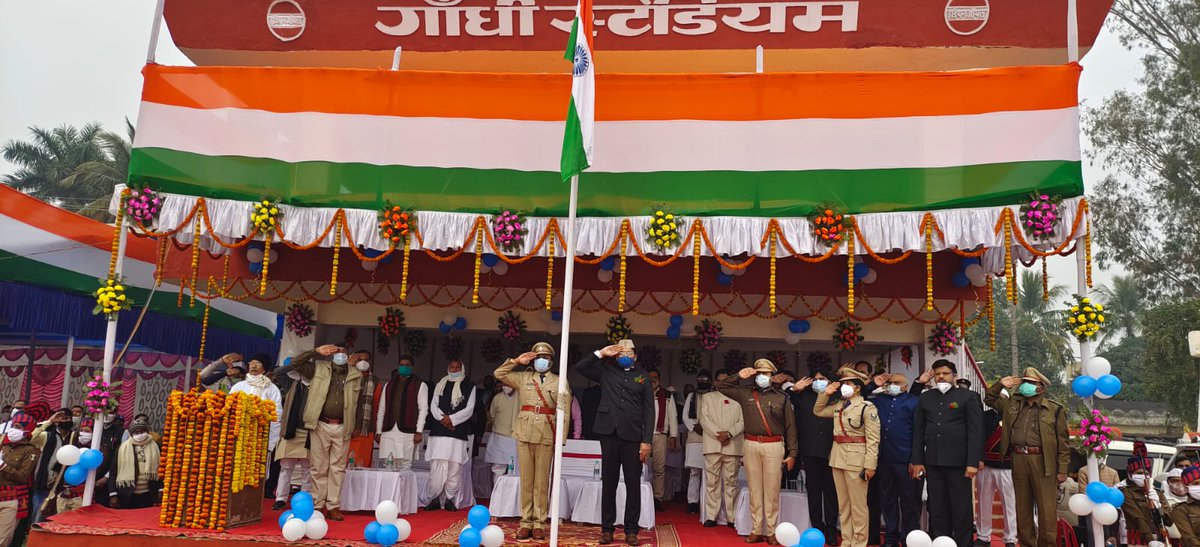 DM_Begusarai's tweet photo. जिला पदाधिकारी श्री अरविंद कुमार वर्मा ने आज 73वें गणतंत्र दिवस के अवसर पर स्थानीय गान्धी स्टेडियम में आयोजित मुख्य समारोह में ध्वजारोहण किया। इस अवसर पर उन्होंने परेड का निरीक्षण किया तथा सलामी ली।
@IPRD_Bihar https://t.co/AbJFI8TeBJ