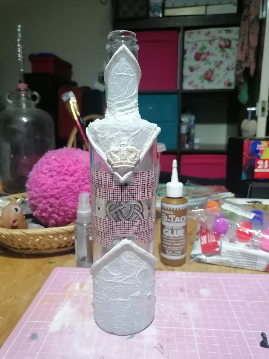 kelseyisla_m's tweet photo. Hopefully all this will glue down and dry properly 😅
#art #craft #bottleart https://t.co/jA0zTSsgPr
