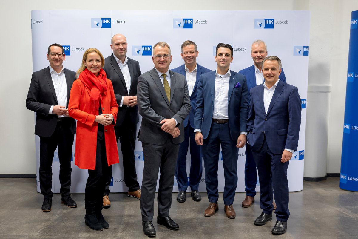 IHK_Luebeck's tweet image. Hagen Goldbeck ist neuer #Präses der IHK zu #Lübeck! Er folgt auf Friederike C. Kühn, die nach drei Amtsperioden satzungsgemäß nicht erneut kandidieren durfte. Auch das neue IHK-#Präsidium steht jetzt fest: ihk-schleswig-holstein.de/produktmarken/…