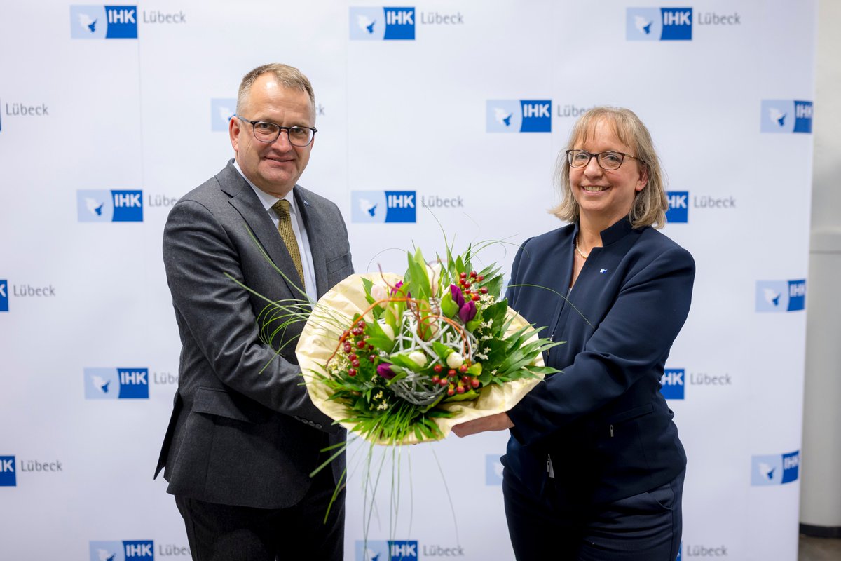 IHK_Luebeck's tweet image. Hagen Goldbeck ist neuer #Präses der IHK zu #Lübeck! Er folgt auf Friederike C. Kühn, die nach drei Amtsperioden satzungsgemäß nicht erneut kandidieren durfte. Auch das neue IHK-#Präsidium steht jetzt fest: ihk-schleswig-holstein.de/produktmarken/…