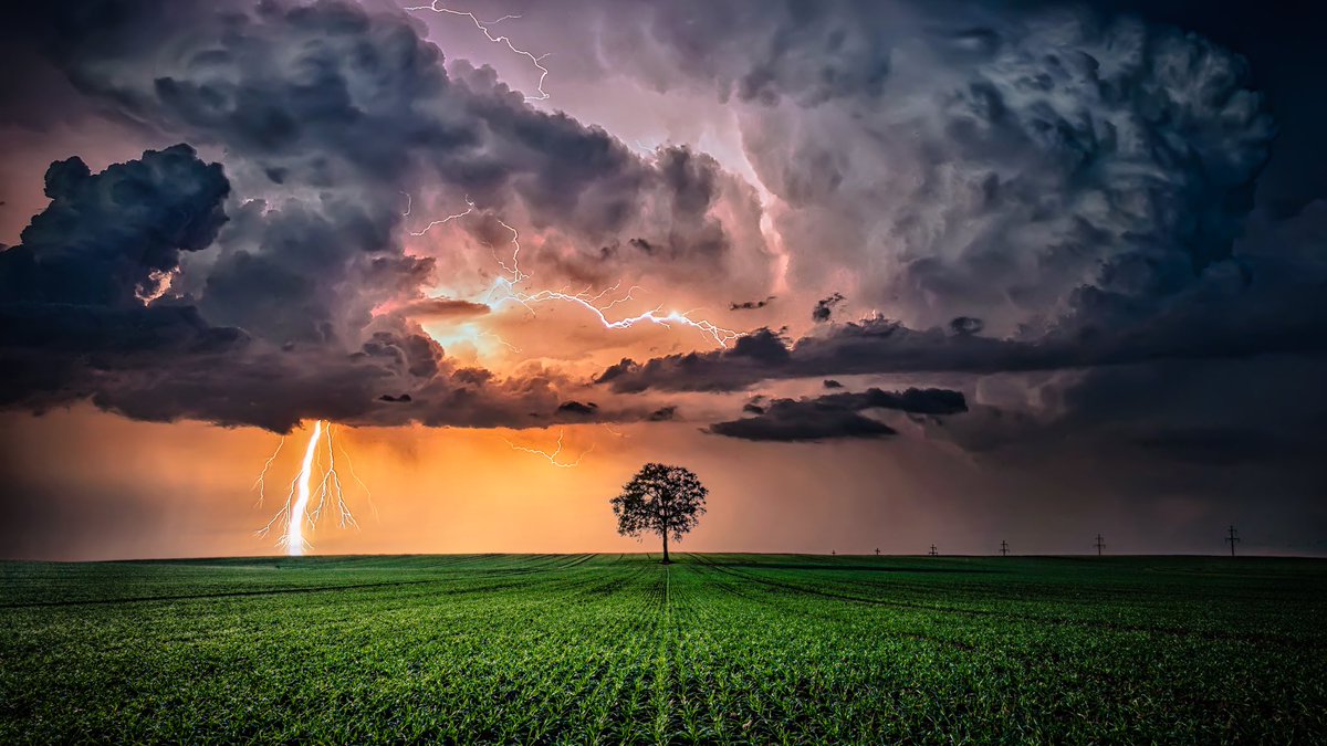 something powerful for this ordinary wednesday #landscapephotography #photooftheday #photography #StormHour #Weathercloud