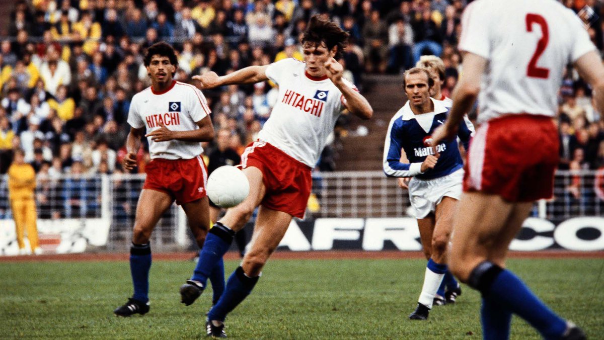 HSV's tweet photo. Vergangenen Freitag war Peter #Nogly in unserer Derby-Halbzeit-Show zu Gast, eine Woche zuvor ist "Eiche" 75 Jahre alt geworden: Dazu haben wir in unserer #HSVlive ein besonderes Stück zum langjährigen Leistungsträger unserer Rothosen ➡️ https://t.co/JfonEgTcng 🗞
#nurderHSV https://t.co/wASaf2n3W4