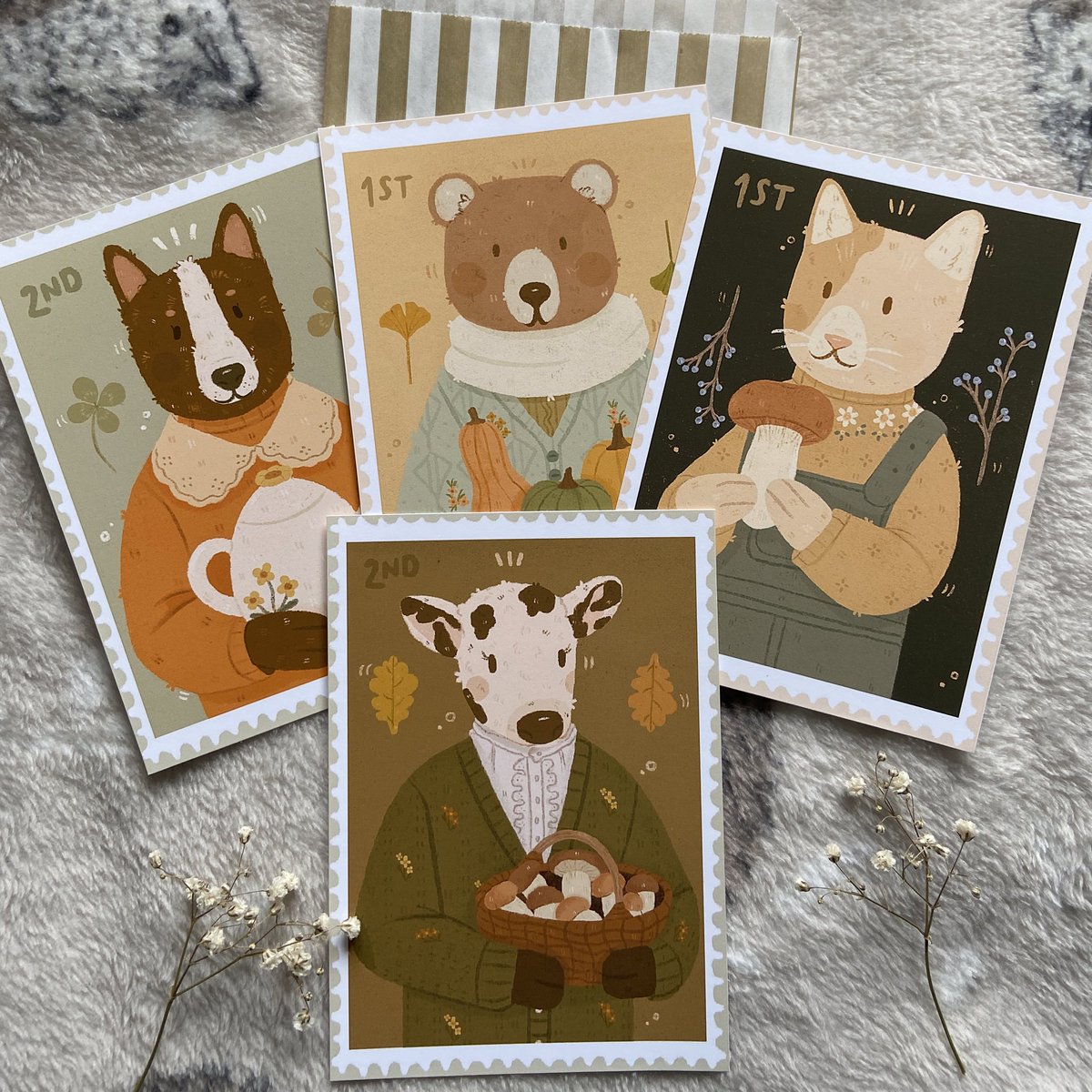 peachbeeart's tweet photo. Etsy Shop is currently open 🍂💛

I offer a variety of cosy themed prints, stickers and stationery ✨🍂

🍄 https://t.co/xwCdAY2Oa6 https://t.co/ziGWwJJCz0
