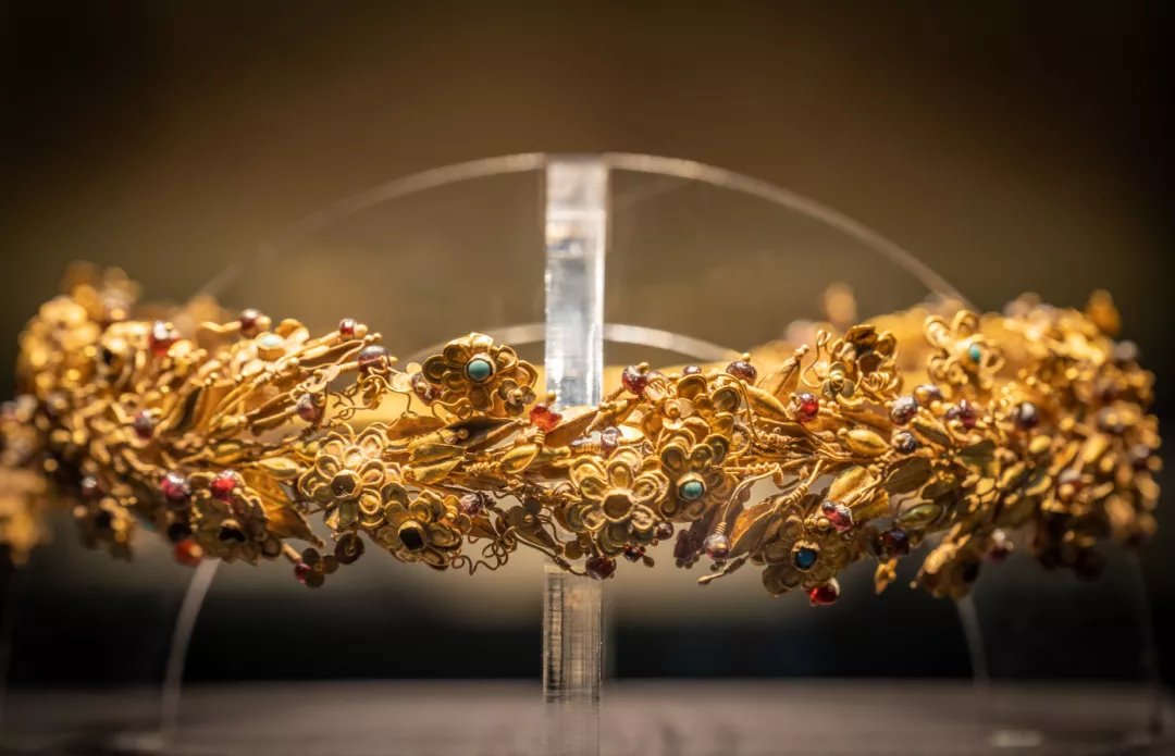 MuseumsChina's tweet photo. The newly-opened exhibit at the #ChengduMuseum in Sichuan province displays 186 cultural relics related to #costume culture along the Silk Road. They include silk fabrics, garments and accessories, figurines and picture bricks. Enjoy their beauty! https://t.co/ezmsAPzFiy