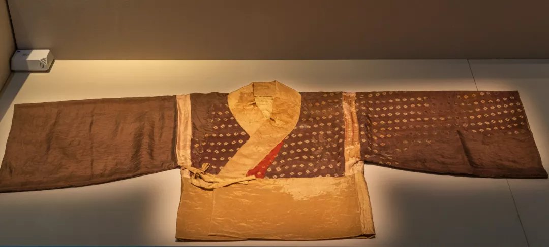 MuseumsChina's tweet photo. The newly-opened exhibit at the #ChengduMuseum in Sichuan province displays 186 cultural relics related to #costume culture along the Silk Road. They include silk fabrics, garments and accessories, figurines and picture bricks. Enjoy their beauty! https://t.co/ezmsAPzFiy